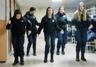 В Харьковском национальном университете МВД разыскали курсанток, которые плясали под песню "Вороваек"