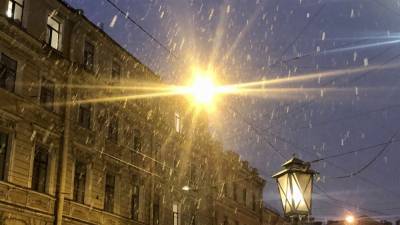 Синоптики предупредили петербуржцев о снеге и гололедице в пятницу