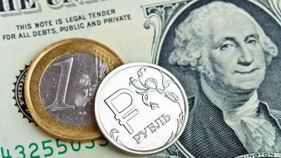 Рубль слабо растет к доллару и евро