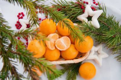 Все как у людей: елка, оливье, шуба, мандарины! Новогодние традиции звезд