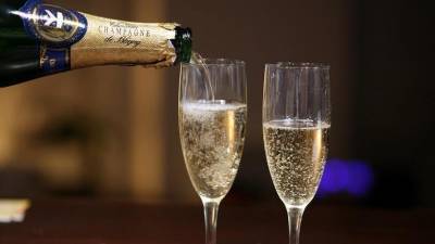 Продажи шампанского в России перед Новым годом рухнули на треть