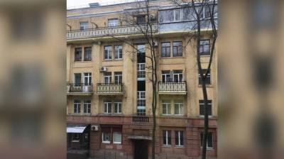 Редкие вертикальные окна в 90-летнем доме в центре Воронежа поменяли на пластиковые