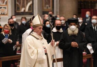 Папа Римский выступил на рождественской мессе: Младенец родился нам, Сын дан нам
