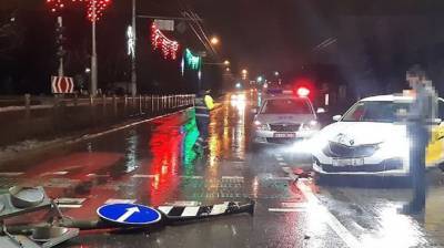 Легковушка врезалась в светофор в Минске
