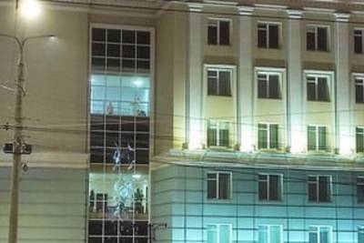 Спалились знатно: в окнах здания правительства Удмуртии появились голые мужчины