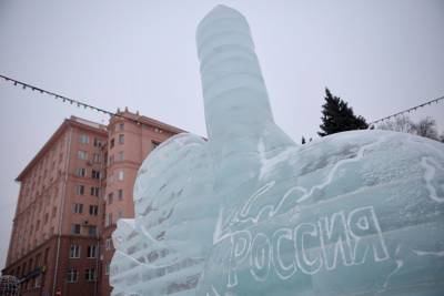 Челябинцы нашли фрейдистские мотивы в ледовых скульптурах на площади Революции