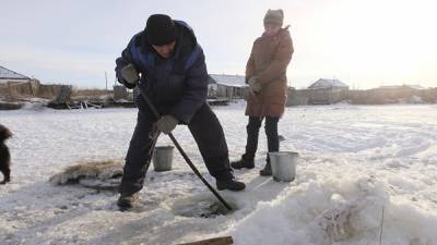 Люди рубят лед на озерах, чтобы напиться. Репортаж из курганского села, где власти продали водопровод