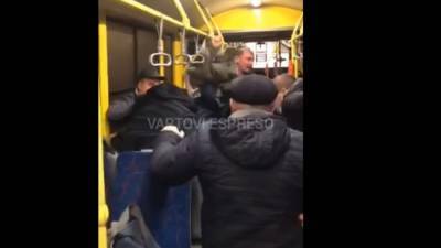 В киевском троллейбусе компания мужчин устроила драку с поножовщиной: видео 18+