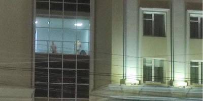 В окнах здания правительства Удмуртии засняли голых мужчин