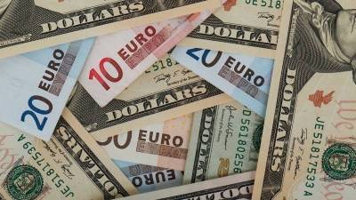 Рубль дорожает к доллару и евро в ходе торгов Мосбиржи