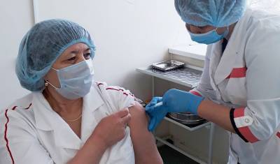 В Ишиме от коронавируса вакцинируют медиков и учителей