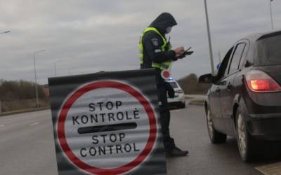 Полиция Литвы массово останавливает машины на границе муниципалитетов