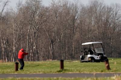 Обещавшего неустанно работать в Рождество Трампа увидели играющим в гольф