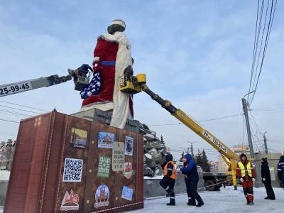 В Челябинске возродили давнюю новогоднюю традицию наряжать памятник в костюм Деда Мороза