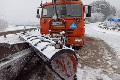 Снегоуборщик столкнулся с автовозом у границы с Эстонией