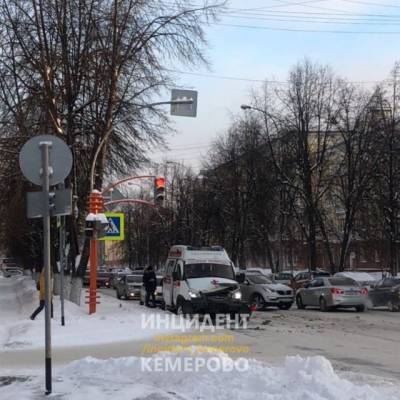 В Сети опубликовали фото серьёзного ДТП с машиной «скорой» в Кемерове
