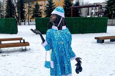 Бронзовая леди из великолукского парка переоделась в Снегурочку