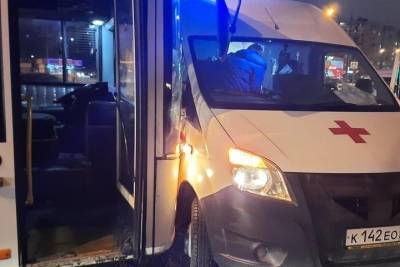 «Скорая» столкнулась с автобусом в Чебоксарах, пострадала фельдшер