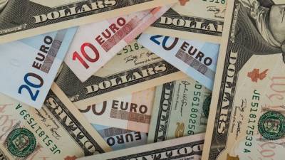 Банк России снизил официальные курсы доллара и евро