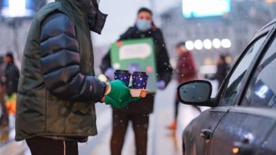 «Пусть все разрулится»: водителей в московских и петербургских пробках поддержали утренним кофе