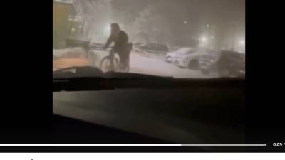 Велосипедисты в Ноябрьске ездят по улицам в 50-градусный мороз