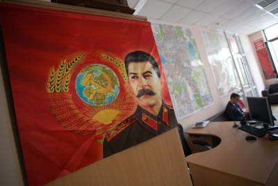 Активисты Прилепина просят Шойгу вернуть барельеф Сталина на здание в Екатеринбурге