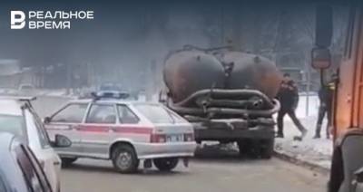 В Казани на видео сняли, как горит ассенизаторская машина