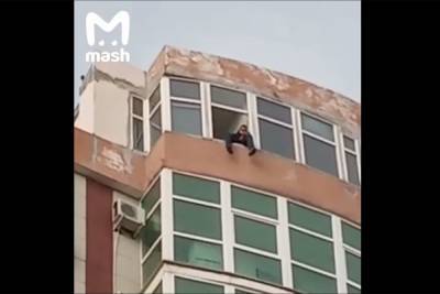 В Сочи на окне 18 этажа заметили призывника, кричащего, что он не хочет идти в армию