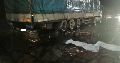 На Закарпатье мотоцикл влетел в грузовик: молодые ребята погибли на месте (фото) (2 фото)