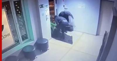 В Краснодаре трое мужчин украли банкомат, выдернув его из пола: видео