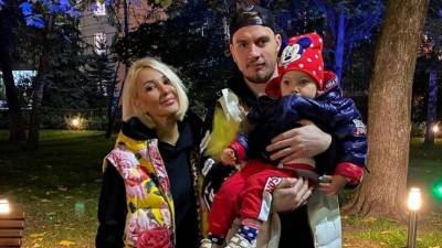 Дочь Леры Кудрявцевой впервые побывала на новогодней елке — видео