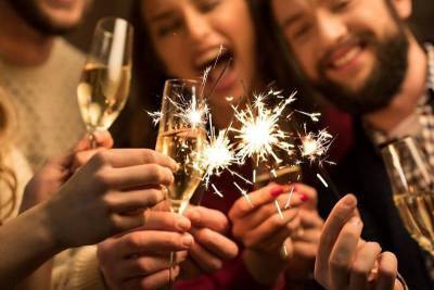 Загадать желание на Новый год с шампанским и бумажкой. Вредно ли пить шампанское с пеплом?