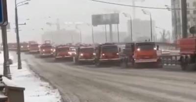 Гигантскую колонну борющихся с «Гретой» снегоуборочных машин показали на видео