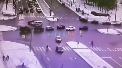Видео: момент столкновения двух иномарок на перекрестке Луначарского и Светлановского