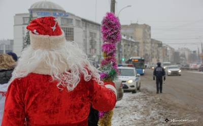 Дед Мороз с жезлом и Снегурочка с кобурой: в Твери водителей и пешеходов поздравили с наступающим Новым годом