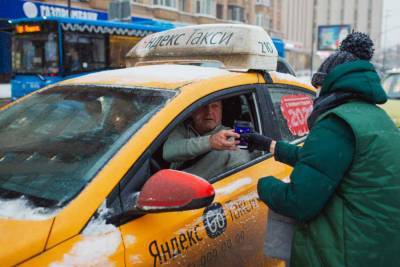 В Москве и Петербурге в пробках водителей поддержали утренним кофе