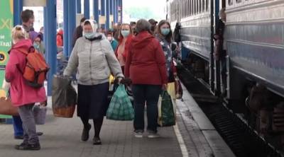 "Укрзализныця" похвасталась: 17 дополнительных поездов, украинцы выкупили 650 тысяч билетов