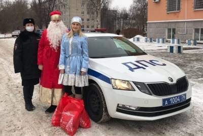 В Рыбинске Деда Мороза возят по городу в машине ДПС