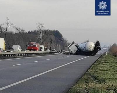 На трассе Киев-Харьков опрокинулся грузовик и перекрыл движение
