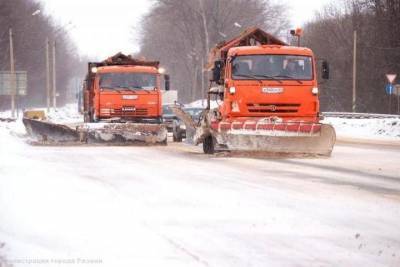 Сто единиц спецтехники убирают снег с дорог и тротуаров в Рязани