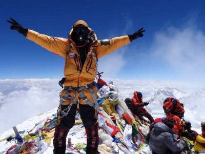 Тела людей погибших на Эвересте не забирают ввиду ряда объективных причин