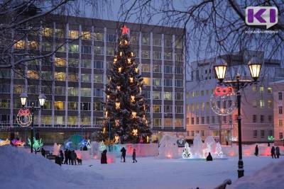 На Стефановской площади Сыктывкара зажглась новогодняя елка