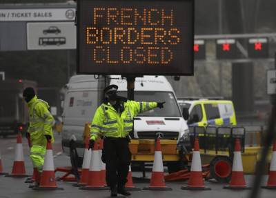 Рождество в автомобиле: в Британии застряли тысячи водителей из-за закрытия границы – фото