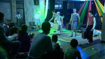 Трудные подростки поставили спектакль для детей из социальных центров