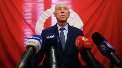 Президент Туниса продлил режим ЧП на полгода
