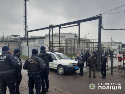 В Николаеве захватили нефтебазу: новый директор приехал с "группой поддержки" и решением суда