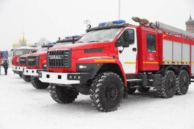 Алексей Дюмин передал тульским спасателям 12 пожарных машин