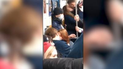 В метро Екатеринбурга прошла акция против коронавирусных ограничений с поцелуями
