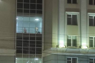 Голых мужчин заметили в окне здания правительства российского региона