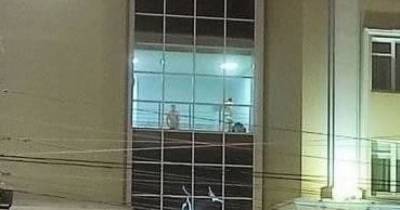 В России в окнах правительственного здания наблюдали за голыми мужчинами